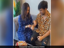 Neha Kakkar ने रक्षाबंधन पर तोड़ी टोनी कक्कड़ की डाइट, भाई को यूं खिलाए जमकर लड्डू- देखें Video Neha Kakkar ने रक्षाबंधन पर तोड़ी टोनी कक्कड़ की डाइट, भाई को यूं खिलाए जमकर लड्डू- देखें Video