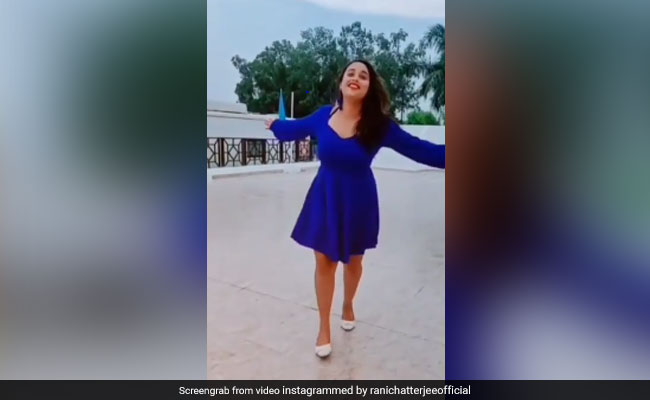 भोजपुरी फिल्म की एक्ट्रेस रानी चटर्जी निकलीं घर से बाहर, और करने लगी डांस... देखें VIDEO