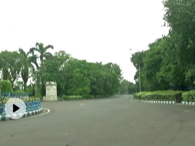 লকডাউনে সর্বস্বান্ত কলকাতার বস্তি! বইখাতা দেরাজে তুলে কেউ পরিচারক, কেউ মধু শ্রমিক