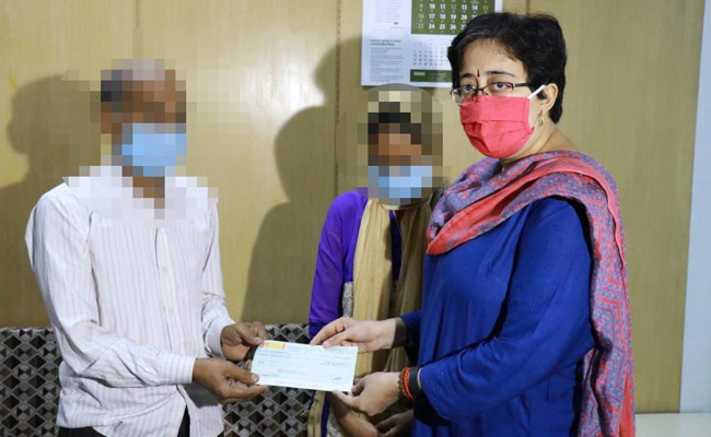 दिल्ली: रेप और हमले की शिकार बच्ची के परिवार को 'आप' विधायक आतिशी ने सौंपा दस लाख का चेक