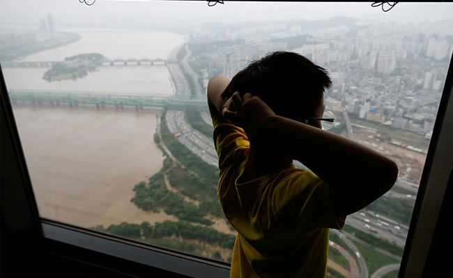 Hundreds Of Koreans Flee As Floods Trigger Landslides, Sweep Away Cars
