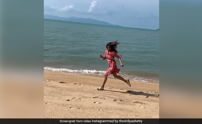 Shilpa Shetty समुद्र किनारे दौड़ लगाती आईं नजर, Video सोशल मीडिया पर हो रहा है वायरल