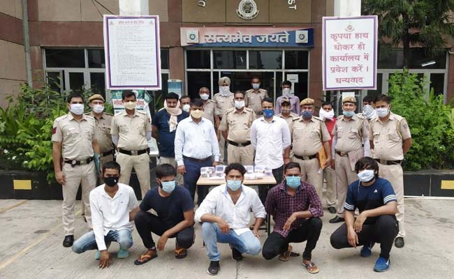 जमानत पर आए गैंगस्टर की कॉकटेल पार्टी में पुलिस का छापा,37 लोग पकड़े गए