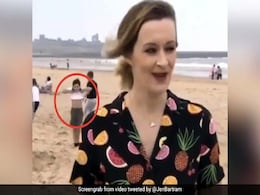 Live TV पर ख़बर सुना रही थी रिपोर्टर, पीछे शर्ट ऊपर कर डांस करने लगा बच्चा - देखें मज़ेदार Video Live TV पर ख़बर सुना रही थी रिपोर्टर, पीछे शर्ट ऊपर कर डांस करने लगा बच्चा - देखें मज़ेदार Video