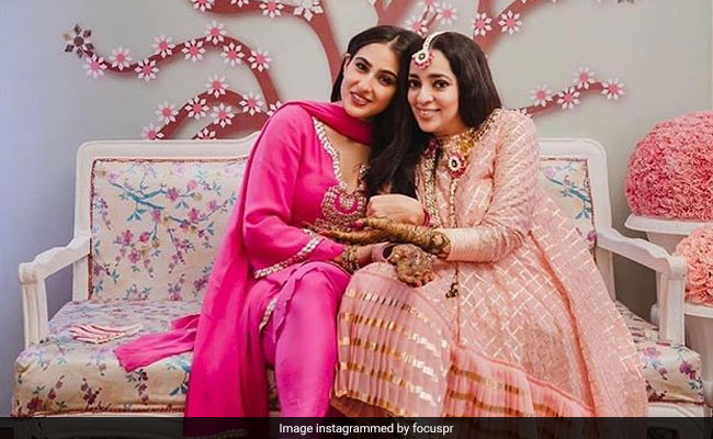 Sara Ali Khan Lights Up Filmmaker J P Dutta's Daughter Nidhi's <I>Mehendi</i> Ceremony. See Pics