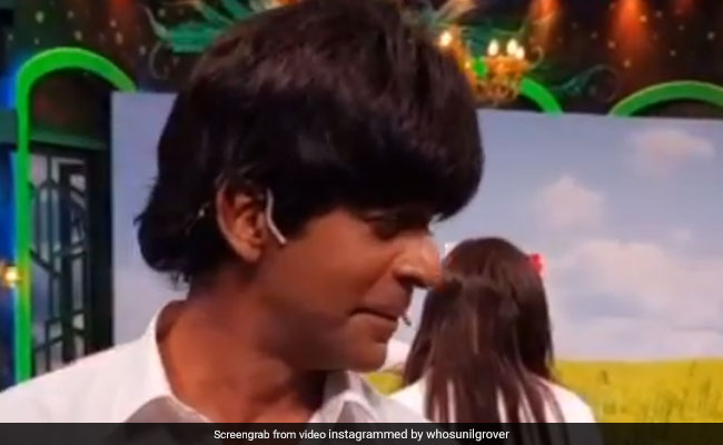 शाहरुख खान के अंदाज में एक्ट कर रहे थे सुनील ग्रोवर, तभी पलटी 'सिमरन' और किया ऐसा...देखें मजेदार Video