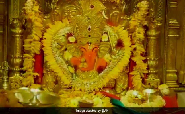 <i>''Aarti''</i> Performed At Mumbai's Siddhivinayak Temple On Ganesh Chaturthi