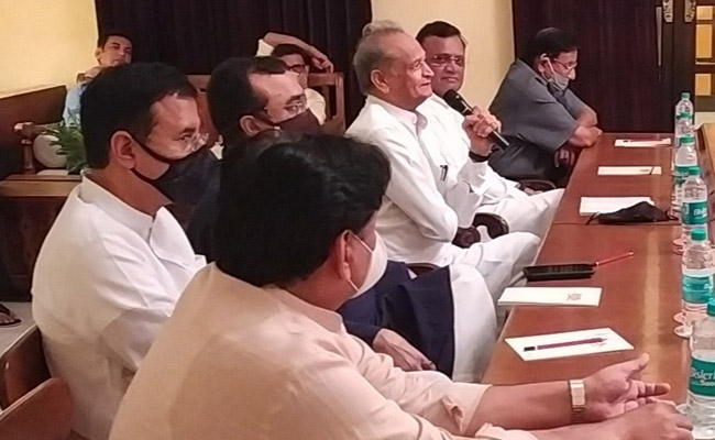 राजस्थान : अंतिम दौर की लड़ाई,  विधायकों के बीच सेनापति की तरह बोले CM अशोक गहलोत