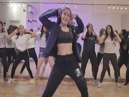 क्रिकेटर युजवेंद्र चहल की मंगेतर धनाश्री वर्मा ने यूं किया बॉलीवु़ड गरबा, Video 4 करोड़ के पार क्रिकेटर युजवेंद्र चहल की मंगेतर धनाश्री वर्मा ने यूं किया बॉलीवु़ड गरबा, Video 4 करोड़ के पार