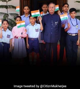 বাবার পুরনো ছবি পোস্ট করে স্বাধীনতা দিবসের স্মৃতি উসকে দিলেন প্রণব-কন্যা
