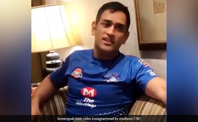 MS Dhoni ने सुरीले अंदाज में गाया 'मैं पल दो पल का शायर हूं...', सुनकर इमोशनल हुए फैन्स, देखें Video
