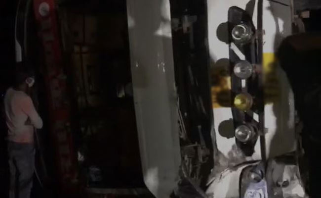 16 Injured As Bus Overturns On Agra-Lucknow Expressway