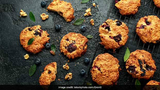 How To Make Healthy Walnut-Blueberry Oatmeal Bites For A Quick Dose Of Energy