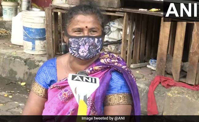 मुंबई : सड़क पर भरा पानी निकालने के लिए मैनहोल खोलकर हादसा टालने को घंटों 'चौकीदारी' करती रहीं कांता