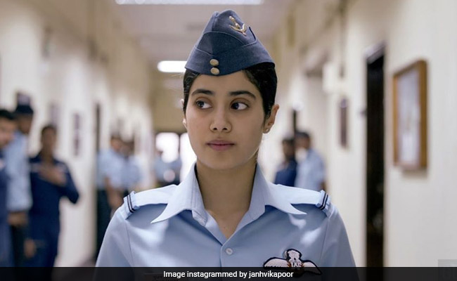 "Cried My Eyes Out," Tweets Hrithik Roshan After Watching Janhvi Kapoor's <i>Gunjan Saxena: The Kargil Girl</i>