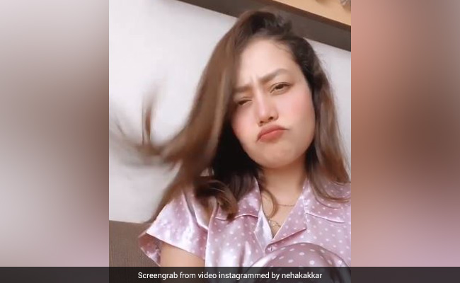 Neha Kakkar का Video हुआ वायरल, 'प्यार नाल' सॉन्ग पर जबरदस्त एक्सप्रेशन देती आईं नजर