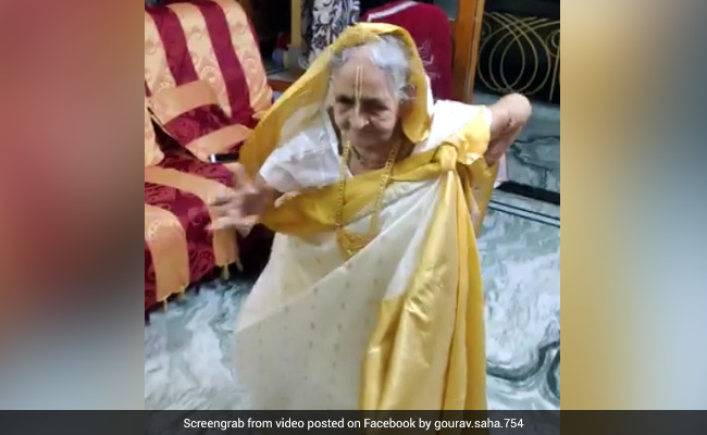 93 साल की दादी ने किया 'आंख मारे...' पर जबरदस्त डांस, ठुमके देख लोग मारने लगे सीटियां... देखें Video