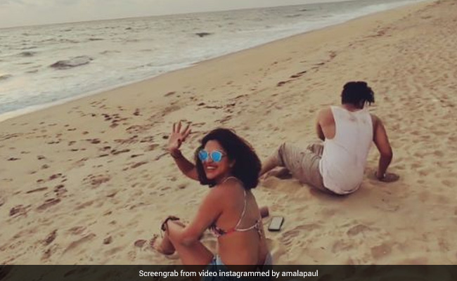 आराम फरमा रही इस एक्ट्रेस पर दोस्त ने डाल दिया रेत, तो समुद्र में जाकर करने लगीं हाथापाई... देखें Viral Video