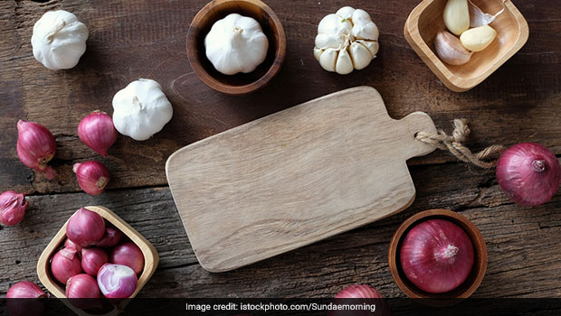 3 Best Hacks To Peel Onion, Ginger And Garlic That Will Make Cooking Easier (Video Inside)