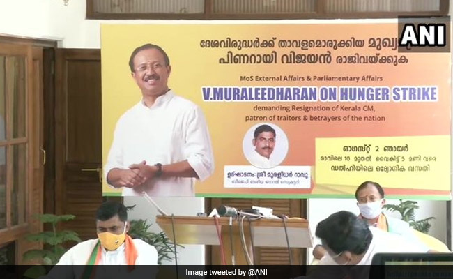 सोना तस्करी केस के खिलाफ भूख हड़ताल बैठे केंद्रीय मंत्री, केरल सीएम के इस्तीफे की मांग