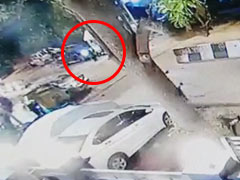 গাড়ির ভিতরে আইসক্রিম খেতে গিয়ে বিপত্তি। তরুণীর বিএমডব্লু জখম করলো চার জনকে