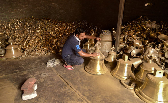 UP Artists Cast 2.1-Tonne Brass Bell For Ram Temple