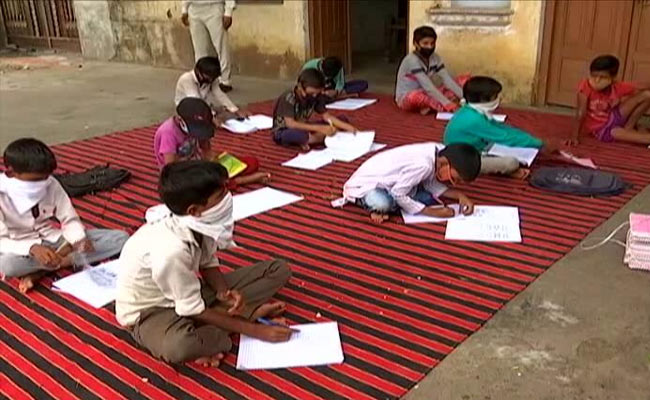 महाराष्ट्र के गांव में पढ़ाई जारी रखने के लिए ‘भाकरी’ बनाना सीख रहे बच्चे