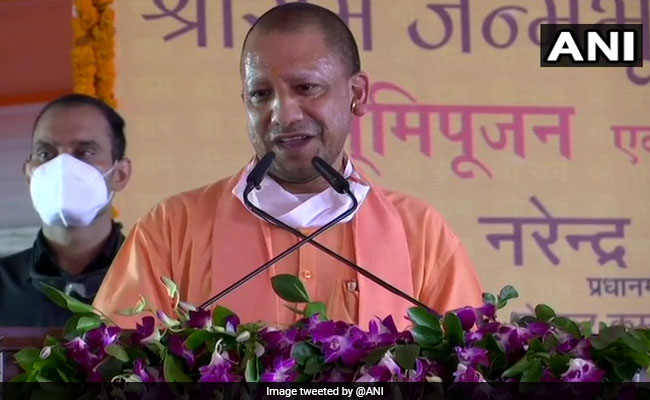 प्रयागराज: मुख्यमंत्री योगी आदित्यनाथ का विवादित पोस्टर लगाया, मामला दर्ज