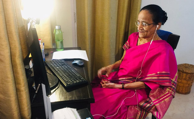 गणित की जादुई टीचर कहलाती हैं 'अंबुजा अय्यर', 80 से ज्यादा की उम्र में दे रहीं फ्री ऑनलाइन क्लासेज!