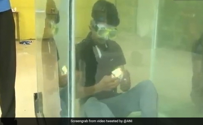 पानी में डुबकी लगाकर शख्स ने एक सांस में सॉल्व किया रूबिक क्यूब, बोला - महामारी आती-जाती रहेगी, लेकिन - देखें Video