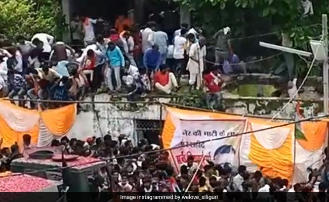 शहीद के अंतिम दर्शन में उमड़ी भीड़, पिता ने कहा- शहादत पर फक्र है