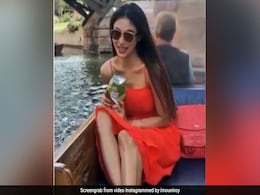 Mouni Roy ने नाव में बैठकर गाया करीना कपूर का यह गाना, Video हुआ वायरल Mouni Roy ने नाव में बैठकर गाया करीना कपूर का यह गाना, Video हुआ वायरल