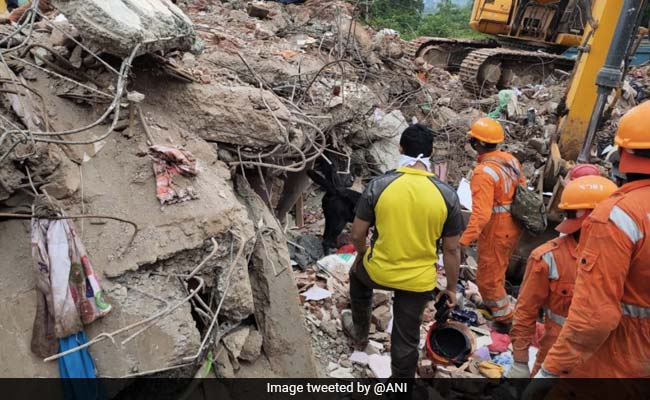 महाराष्ट्र : इमारत ढही, 1 की मौत, कई लोग अब भी नीचे दबे, मंत्री ने कहा- ठेकेदार जिम्मेदार