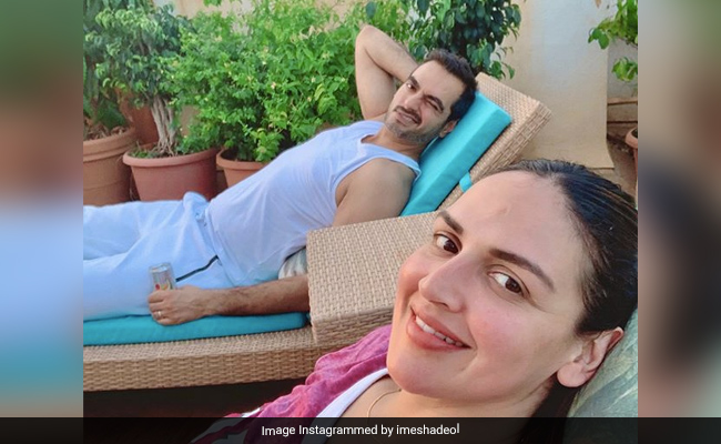 Esha Deol के पति पढ़ रहे थे उनकी किताब, तभी एक्ट्रेस ने यूं लगाई उनकी क्लास- देखें Video