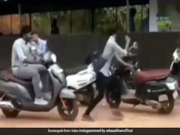 गाड़ी में लगाया कुत्ते की आवाज़ वाला Horn, बजाते ही डरकर हवा में उछल गया शख्स - देखें Reel Viral Video गाड़ी में लगाया कुत्ते की आवाज़ वाला Horn, बजाते ही डरकर हवा में उछल गया शख्स - देखें Reel Viral Video