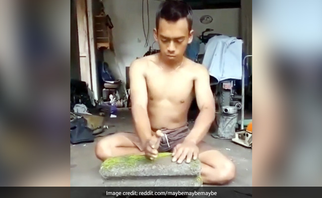 पत्थर की सिल्ली तोड़ रहा था शख्स, जोर से घुमाया हाथ और फिर... देखें Viral Video