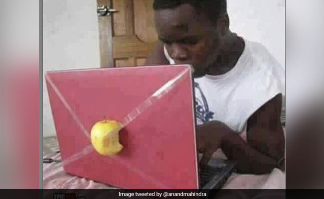 लैपटॉप पर आधा एप्पल लगाकर शख्स कर रहा था काम, आनंद महिंद्रा ने शेयर की Funny Photo