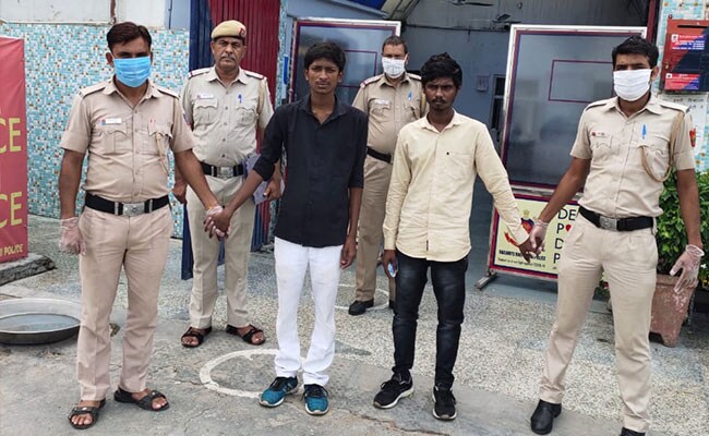 दिल्ली के हजरत निजामुद्दीन रेलवे स्टेशन पर दो नकली टीटीई पकड़े गए दिल्ली के हजरत निजामुद्दीन रेलवे स्टेशन पर दो नकली टीटीई पकड़े गए