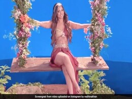 Hina Khan बनीं राधा और फूलों के झूले पर झूलती आईं नजर, देखें Video Hina Khan बनीं राधा और फूलों के झूले पर झूलती आईं नजर, देखें Video