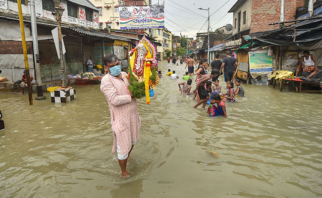 মঙ্গলবার এবং আগামী দু'দিন তুমুল বৃষ্টিতে ভাসতে চলেছে বঙ্গ, জারি সতর্কতা মঙ্গলবার এবং আগামী দু'দিন তুমুল বৃষ্টিতে ভাসতে চলেছে বঙ্গ, জারি সতর্কতা