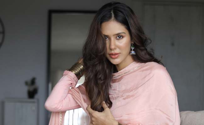 5 Stylish <i>Salwar Kameez</i> Suits To Get You Ethnic Ready