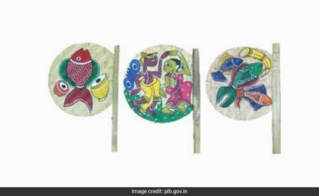 स्वतंत्रता दिवस समारोह के दौरान आगंतुकों को हाथ के पंखों ने दिलाई गर्मी से राहत