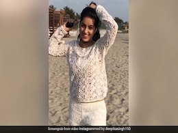 Deepika Singh व्हाइट शॉर्ट्स में समुद्र किनारे यूं झूमती आईं नजर, देखें Video Deepika Singh व्हाइट शॉर्ट्स में समुद्र किनारे यूं झूमती आईं नजर, देखें Video