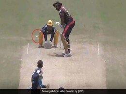 CPL 2020: किरोन पोलार्ड ने एक हाथ से जड़ा धुआंधार छक्का, देखता रह गया गेंदबाज़ - देखें Video CPL 2020: किरोन पोलार्ड ने एक हाथ से जड़ा धुआंधार छक्का, देखता रह गया गेंदबाज़ - देखें Video