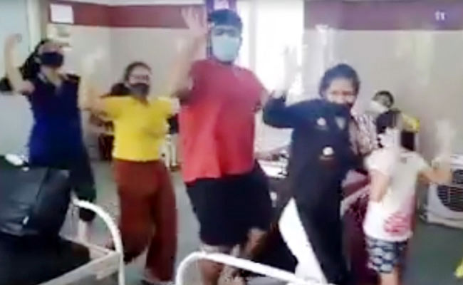 रिपोर्ट आई निगेटिव तो कोविड सेंटर में लड़की ने किया सुशांत सिंह राजपूत के गाने पर धमाकेदार डांस, देखें Viral Video