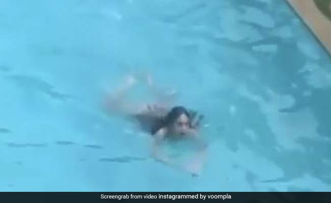 सारा अली खान का Video हुआ वायरल, यूं स्विमिंग करती आईं नजर