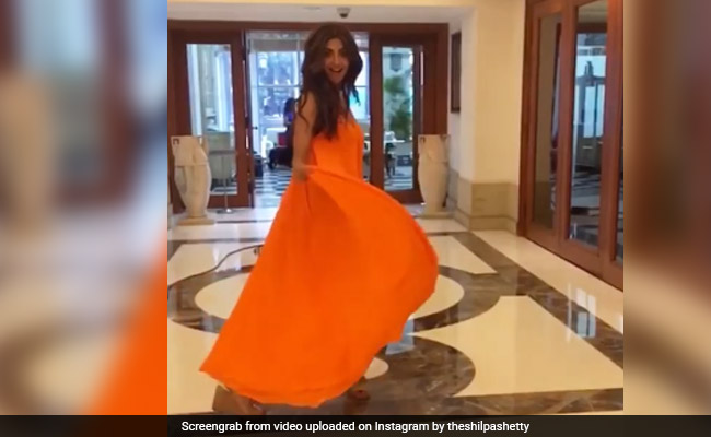 Shilpa Shetty ने पियानो की धुन पर किया डांस, ऑरेंज ड्रेस में दिखा एक्ट्रेस का जबरदस्त लुक- देखें Video