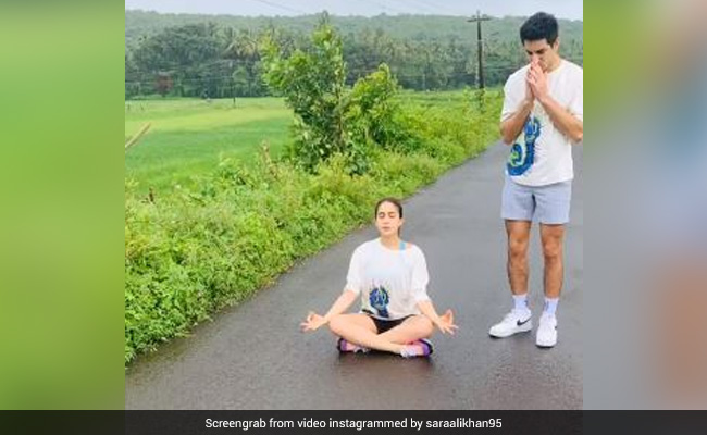 Sara Ali Khan सड़क पर बैठकर करनी लगीं योग, तो भाई इब्राहिम अली खान ने यूं किया रिएक्ट- देखें Photo