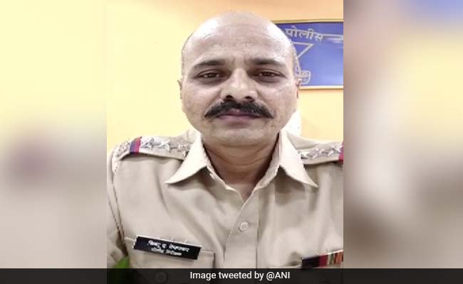 Cops Return Wallet Stolen In A Mumbai Train 14 Years Ago