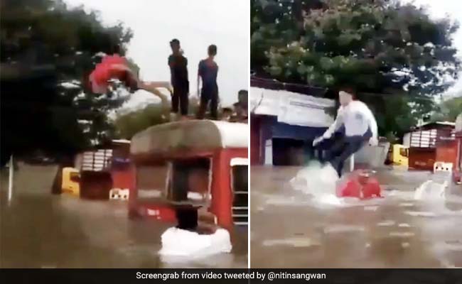 मुंबई में बारिश से सड़कें बनीं नदी, लोगों ने बसों से कूदकर की स्विमिंग, IAS बोले- ज़िन्दगी आपको... - देखें Video